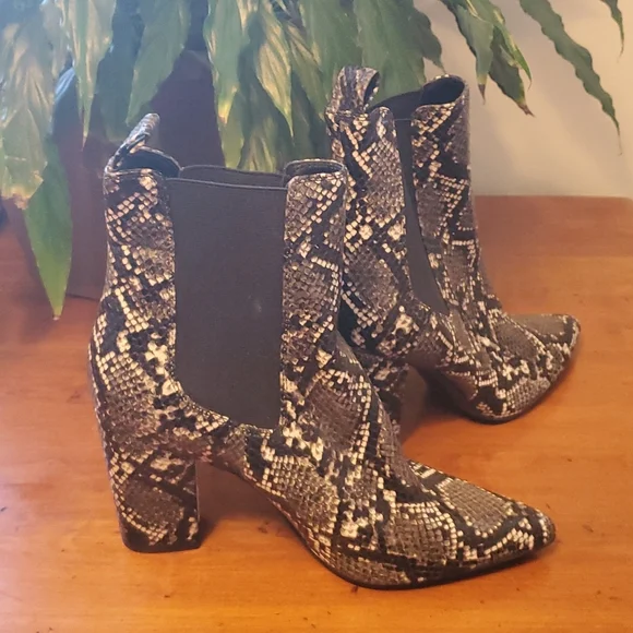 Steve Madden mid calf snakeskin print booties like new 💥💥💥 - Picture 5 of 6